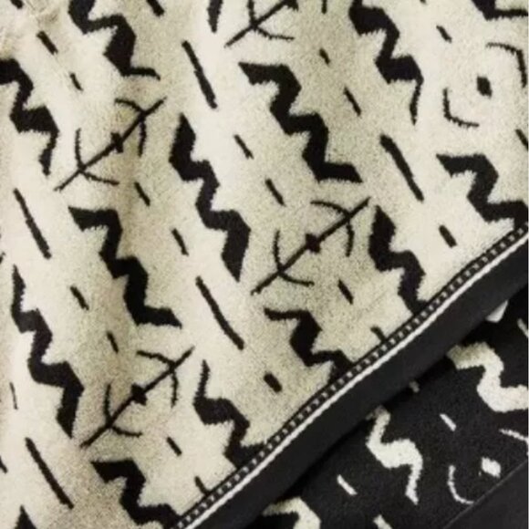 Opalhouse Vertical Thorns 1 Bath and 1 Hand Towel Set Black/White NWT - Picture 3 of 4